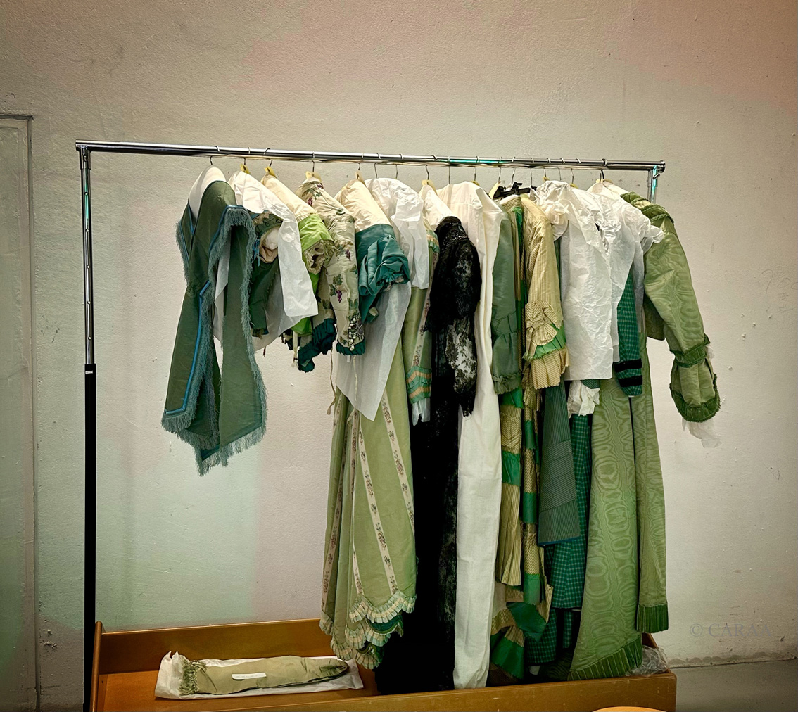 Quelques robes et corsets issus des collections du 19 ème s.