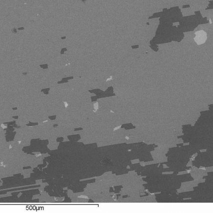 Microscopie électronique (BSI) de la rupture d’un revêtement métallique anti-UV sur une vitre de protection de photographie. Photo CARAA ©